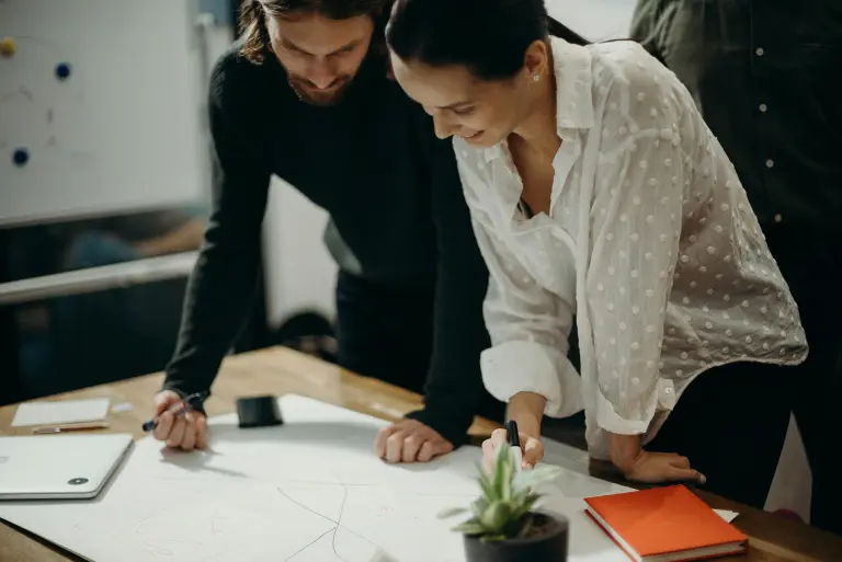 Reconversion en freelance : quelles compétences digitales pour trouver des clients en 2025 ?